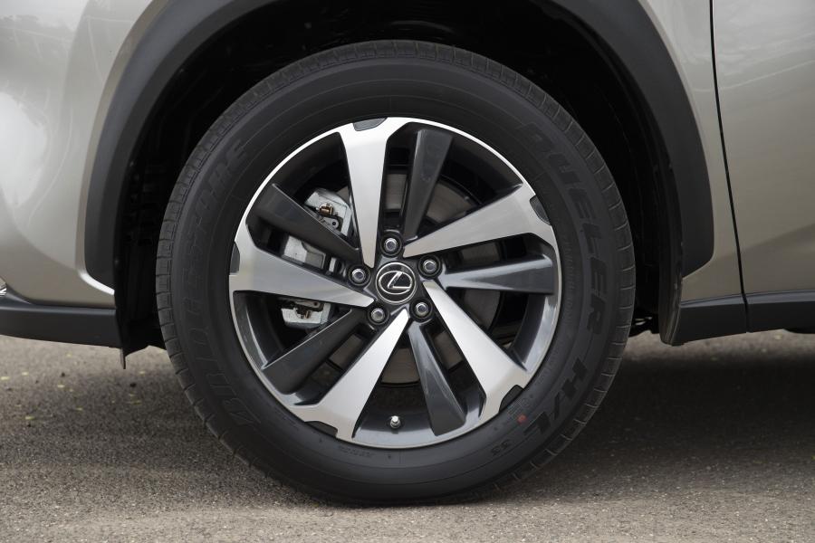 Колеса Lexus NX300h 2017 года  (AU) (фото 8 из 20)